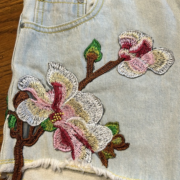 ETWO Embroidered High Rise Distressed Raw Hem Jean Shorts - Picture 6 of 12